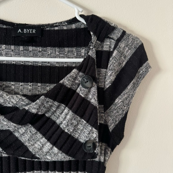 A.Byer Short Sleeve Sweater - Size Small - Picture 5 of 7